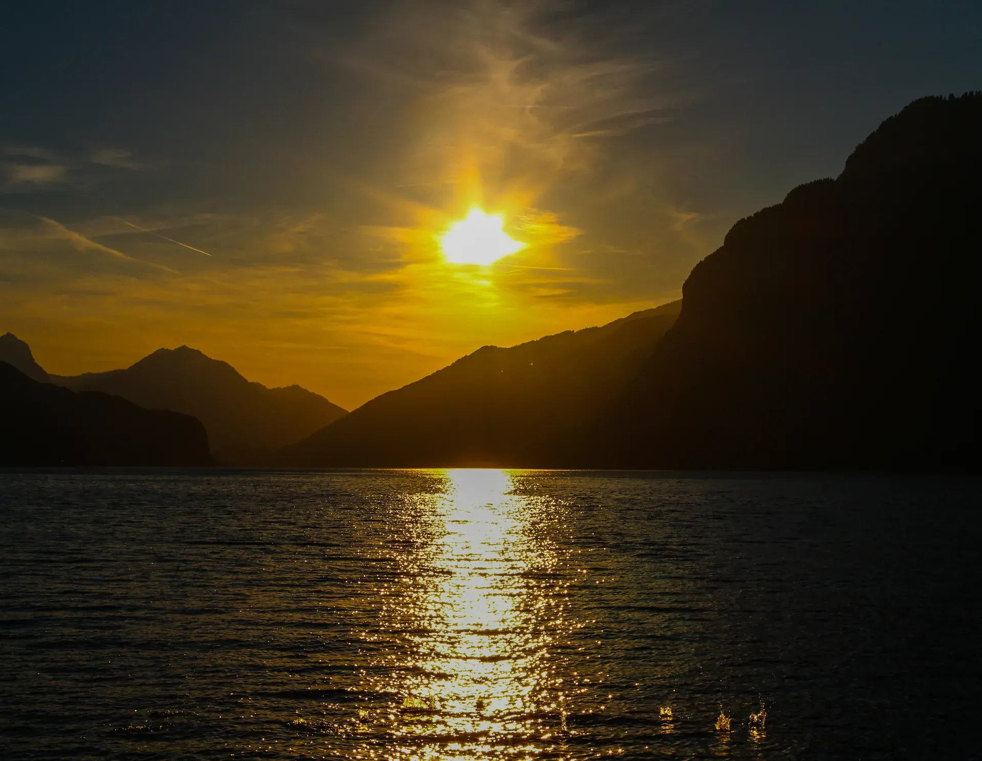 Goldener Sonnenuntergang über dem Walensee